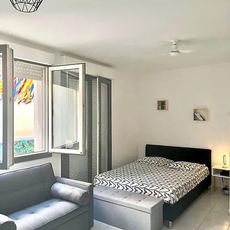 Cozy And Bright Azur In Apartamento Carcassonne